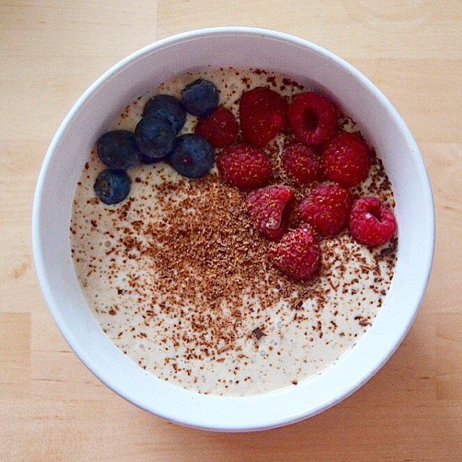 Desayuno saludable: receta de avena reposada, por @thefitbowl | Yes, we run!